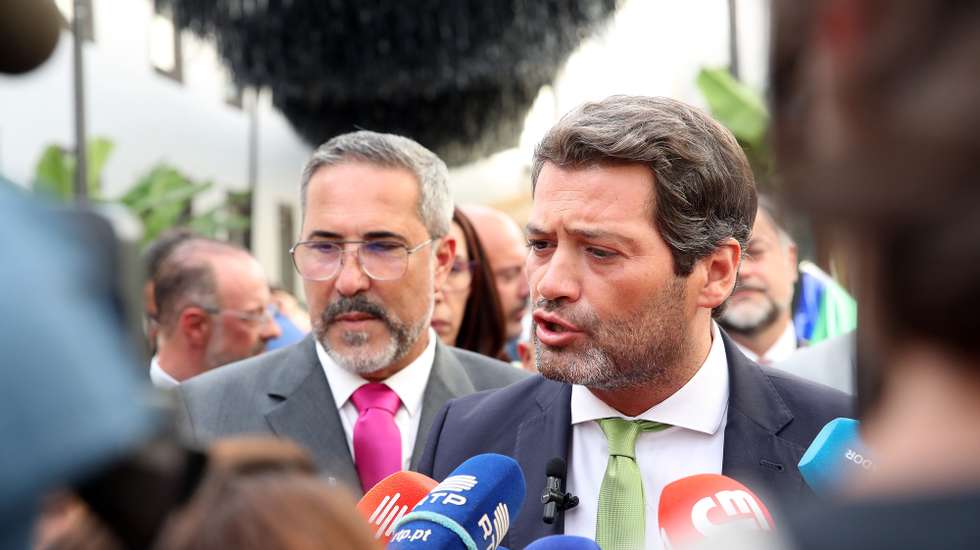 O presidente, André Ventura, fala aos jornalistas durante uma arruada de campanha para as eleições regionais da Madeira, Câmara de Lobos, Madeira, 20 de setembro de 2023. As legislativas da Madeira decorrem em 24 de setembro, com 13 candidaturas a disputar os 47 lugares no parlamento regional, num círculo eleitoral único. HOMEM DE GOUVEIA/LUSA