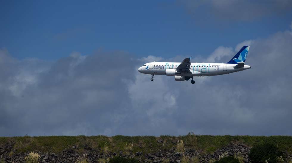 Avião da Azores Airlines em Ponta Delgada, Açores, 11 de outubro de 2023. A privatização dos consórcios interessados na empresa da SATA apresentaram novas ofertas de 7,026 euros e 6,60 euros por ação. Decisão final será tomada até ao início de Outubro. EDUARDO COSTA/LUSA
