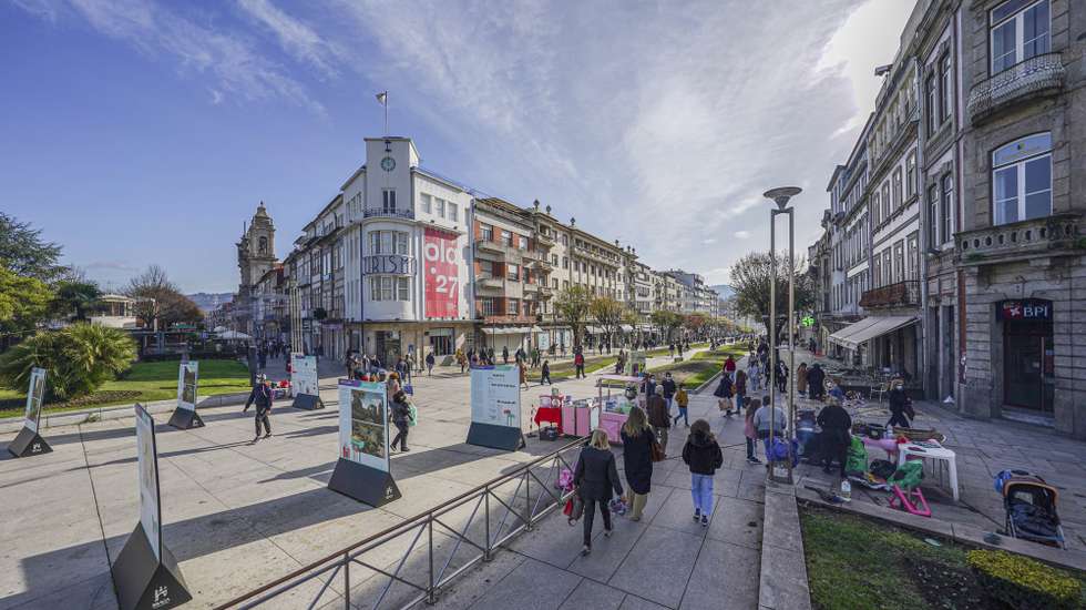 O contraste das principais artérias comerciais da cidade de Braga uma hora antes e uma hora depois do recolher obrigatório do estado de emergência, no âmbito das medidas de contenção da covid-19, em Braga, 28 de novembro de 2020. Com 213 concelhos em risco em Portugal, o Conselho de Ministros decretou, durante este e o próximo fim-de-semana, a proibição de circulação interconcelhia, bem como o confinamento obrigatório para toda a população destes concelhos a partir das 13h. HUGO DELGADO/LUSA