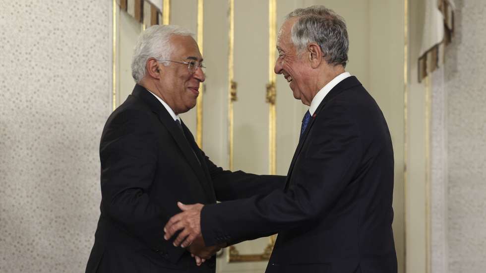 O Presidente da República, Marcelo Rebelo de Sousa (D), cumprimenta o primeiro-ministro, António Costa, durante a cerimónia de apresentação de cumprimentos de boas festas do XXIII Governo Constitucional, no Palácio de Belém em Lisboa, 21 de dezembro de 2023. MIGUEL A. LOPES/LUSA