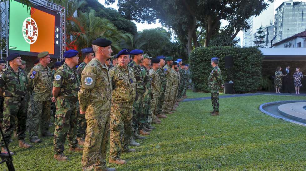 Militares portugueses em Moçambique em cerimónia de saudação pela ministra da Defesa Nacional de Portugal, Helena Carreiras (ausente da foto), Maputo, Moçambique, 18 de dezembro de 2023. Helena Carreiras chegou hoje a Moçambique para uma visita de um dia que incluiu uma reunião com o ministro da Defesa moçambicano. LUÍSA NHANTUMBO/LUSA