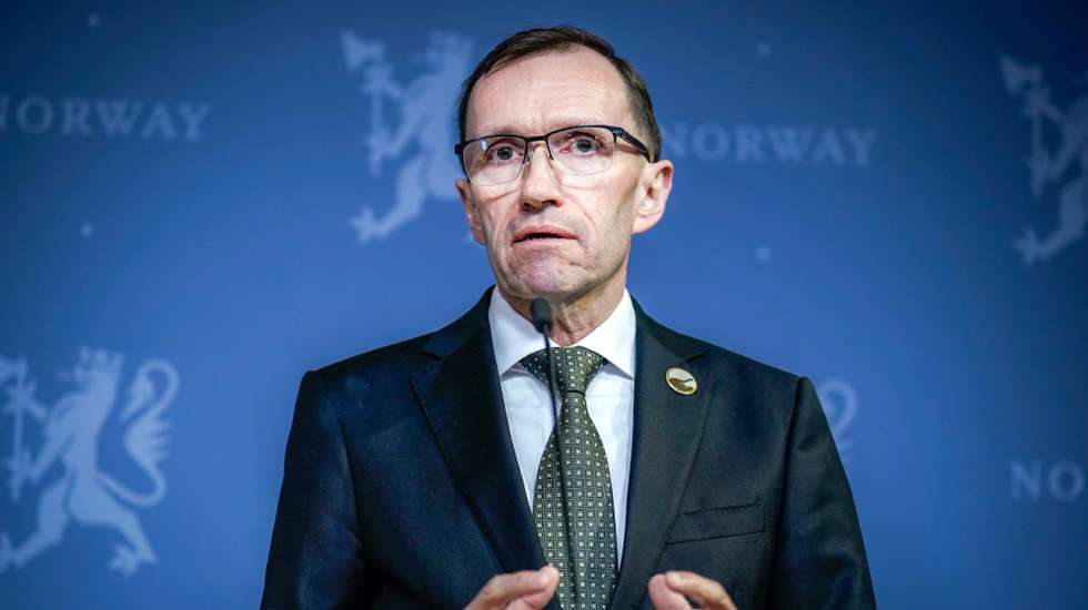 epa11031147 Norwegian foreign Minister Espen Barth Eide speaks during a press conference after the high-level meeting with foreign ministers from the Middle East, the Nordic region and the Benelux countries in Oslo, Norway, 15 December 2023, on the Israel-Hamas conflict and the situation in Gaza.  EPA/STIAN LYSBERG SOLUM  NORWAY OUT