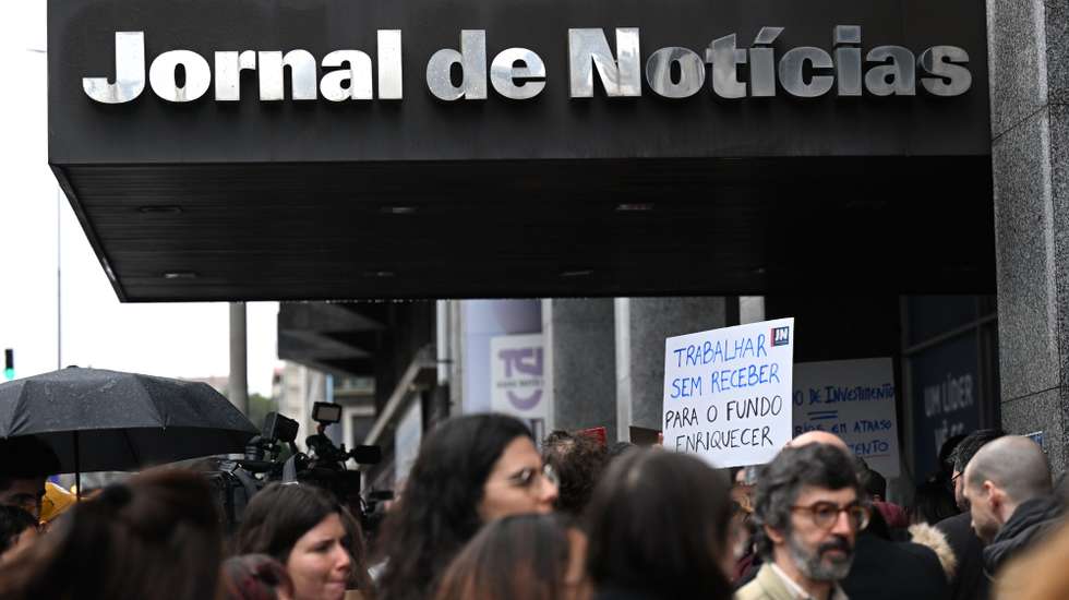 Trabalhadores participam na greve de 24 horas das redações do Jornal de Notícias, TSF, O Jogo e Diário de Notícias, detidas pelo Global Media Group (GMG), convocada pelo Sindicato dos Jornalistas, Porto, 10 de janeiro de 2024. Os trabalhadores do GMG "exigem o pagamento imediato das retribuições em falta, do subsídio de Natal e a remuneração devida aos prestadores de serviço, vulgo “recibos verdes”; exigem que a Comissão Executiva ponha termo imediato a qualquer processo que determine a cessação de contratos de trabalho; exigem que a administração coloque o seu foco no investimento e na melhoria das condições de trabalho de forma a projetar o crescimento do grupo e a propiciar condições para uma efetiva liberdade de informação de todos os cidadãos". FERNANDO VELUDO/LUSA