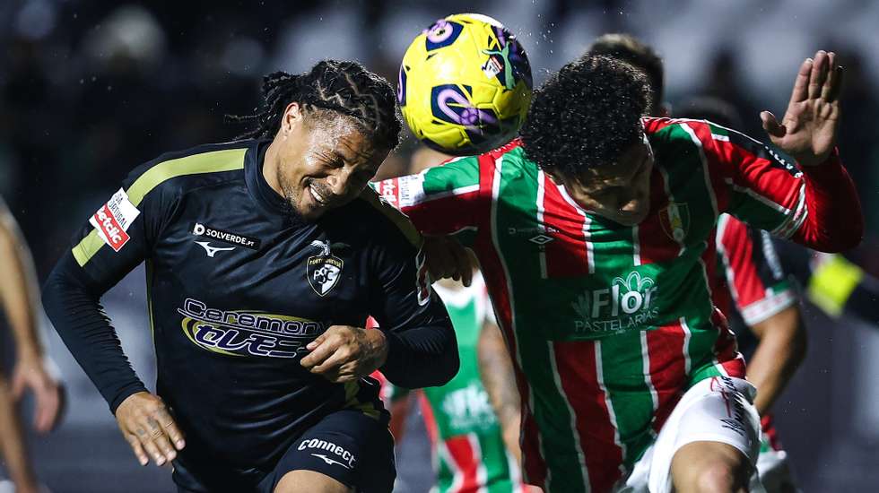 O jogador do Estrela da Amadora, Leo Jaba (D), disputa a bola com o jogador do Portimonense, Berto (E), durante o jogo da 21ª jornada da Primeira Liga de Futebol, disputado no Estádio José Gomes, Amadora, 09 de fevereiro de 2024. RODRIGO ANTUNES/LUSA