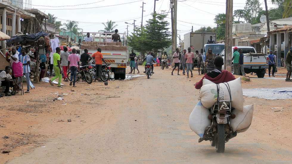 Na vila de Chiùre, sul da província moçambicana de Cabo Delgado, a vida muda, agora, do dia para a noite e o amanhecer na rua deixou de ser possível com a aproximação dos ataques terroristas na última semana, Chiùre, Moçambique, 24 de fevereiro. Na avenida principal da vila, o movimento intenso das primeiras horas do dia, com comércios abertos, centenas de vendedores ao longo de uma rua que se mistura entre terra batida, buracos e algum alcatrão, centenas a comprar ou caminhar sob um sol escaldante, vai esmorecendo ao início da tarde. (ACOMPANHA TEXTO DE 26 DE FEVEREIRO DE 2024). PAULO JULIÃO/LUSA