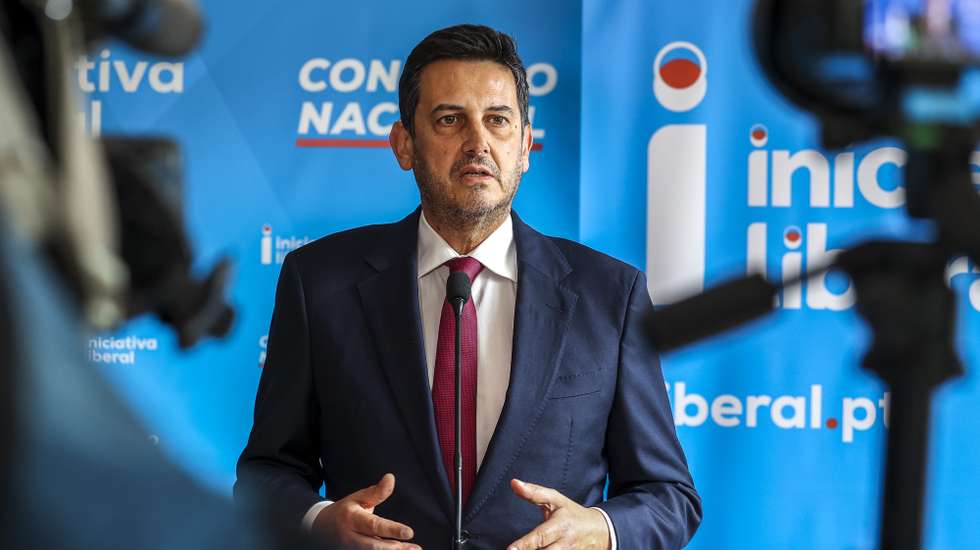 O presidente da Iniciativa Liberal (IL), Rui Rocha, fala aos jornalistas momentos antes do início da reunião do Conselho Nacional do partido, num hotel em Coimbra, 24 de março de 2024. PAULO NOVAIS/LUSA