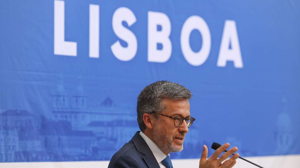 O presidente da Câmara Municipal de Lisboa, Carlos Moedas, intervém durante a cerimónia de inauguração da nova residência de estudantes da Universidade de Lisboa, 17 de abril de 2024. TIAGO PETINGA/LUSA