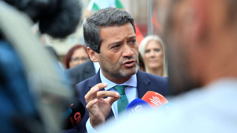 O presidente do Chega, André Ventura, durante uma arruada inserida na campanha para as eleições europeias, em Santa Maria da Feira, 5 de junho de 2024. Em Portugal, as eleições europeias realizam-se em 09 de junho e serão disputadas por 17 partidos e coligações. ESTELA SILVA/LUSA