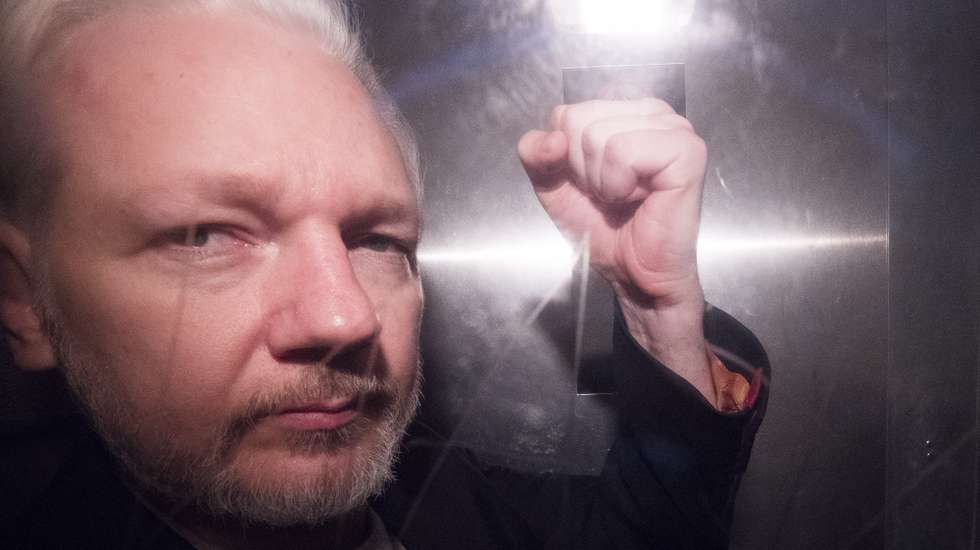 epa11435777 (FILE) - WikiLeaks co-founder Julian Assange gestures in a prison van, as he leaves Southwark Crown Court in London, Britain, 01 May 2019 (reissued 25 June 2024).  Julian Assange has been released from British prison, boarding a flight that departed the UK at London’s Stansted airport late 24 June 2024. Assange is set to plead guilty to violating US espionage law, in a deal that would allow him to return home to his native Australia.  EPA/NEIL HALL *** Local Caption *** 56597109