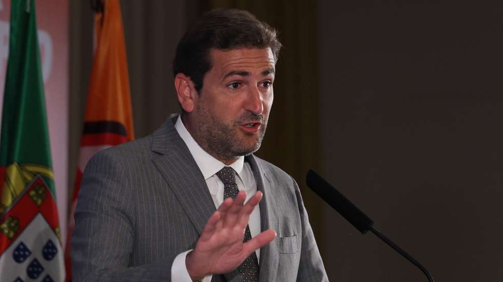 O presidente do grupo parlamentar do Partido Social Democrata, Hugo Soares, discursa na sessão de abertura das jornadas parlamentares do partido que decorrem nos dias 01 e 02 de julho de 2024, dedicadas ao Estado da Nação, sob o lema “Portugal no bom caminho”, num hotel de Sintra, 1 de julho de 2024. TIAGO PETINGA/LUSA