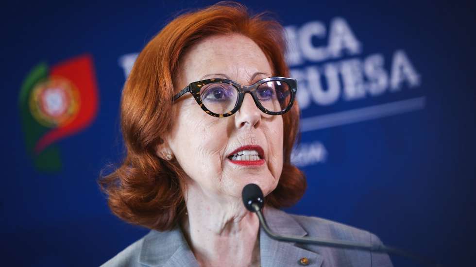 A ministra do Ambiente e Energia de Portugal, Maria da Graça Carvalho, em conferência de imprensa conjunta com a ministra da Transição Ecológica e do Desafio Demográfico de Espanha, Teresa Ribera (ausente da fotografia), após uma reunião bilateral sobre diversos temas, entre os quais ambiente, gestão hídrica e energia, em Lisboa, 03 de julho de 2024. RODRIGO ANTUNES/LUSA