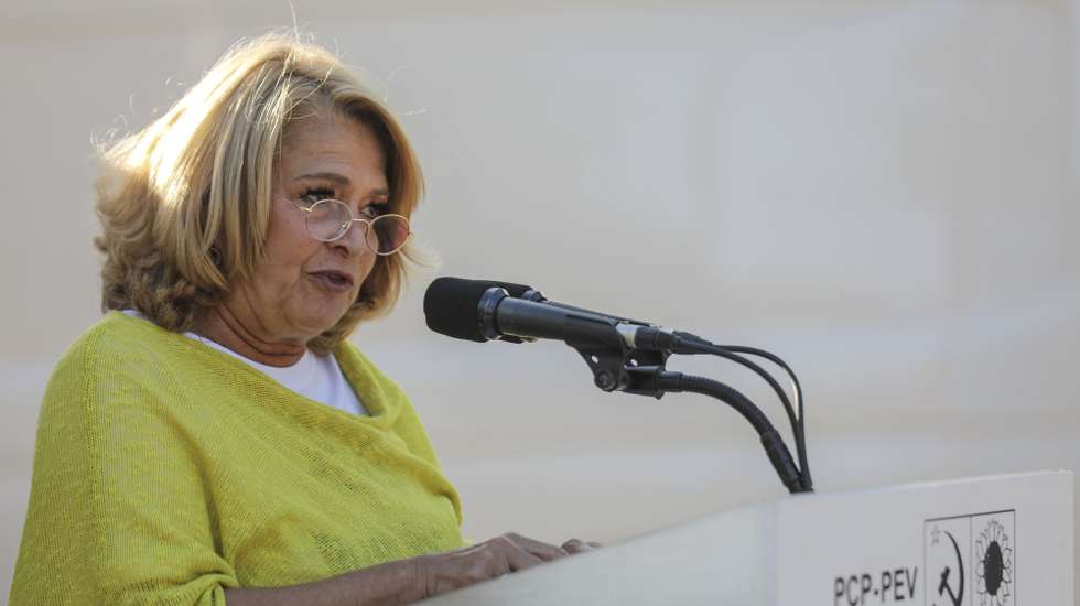 A candidata à câmara municipal de Almada pela CDU, Maria das Dores Meira numa ação de campanha em Almada. 24 de setembro de 2021. No próximo dia 26 de setembro mais de 9,3 milhões eleitores podem votar nas eleições autárquicas para eleger os seus representantes locais. MIGUEL A. LOPES / LUSA