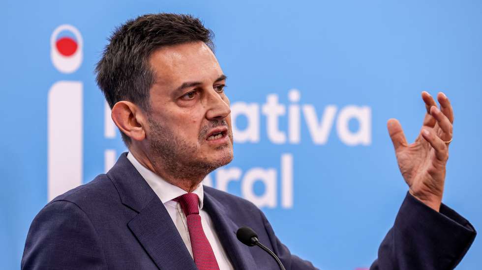 O presidente da Iniciativa Liberal (IL), Rui Rocha durante a intervenção na sessão de abertura da reunião do Conselho Nacional do partido para analizar o orçamento do Estado e a situação política atual, as eleições Autárquicas e um ponto de situação do relatório e contas do exercício de 2023, em Coimbra, 20 de outubro de 2024. PAULO NOVAIS/LUSA