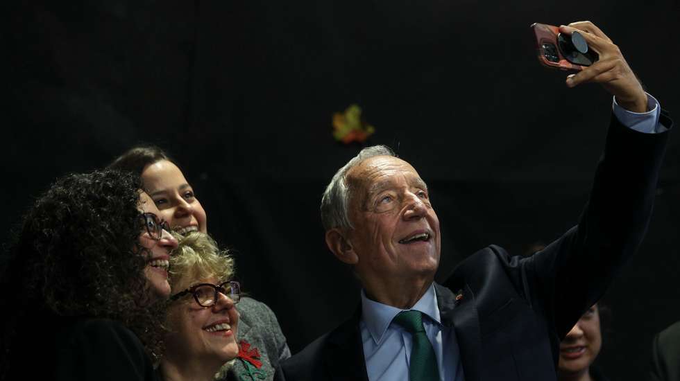 O Presidente da República, Marcelo Rebelo de Sousa, tira uma fotografia com cidadãos portugueses nas instalações da Associação Portuguesa de Amesterdão (APA) em Amsterdão, Países Baixos, 9 de dezembro de 2024. TIAGO PETINGA/LUSA