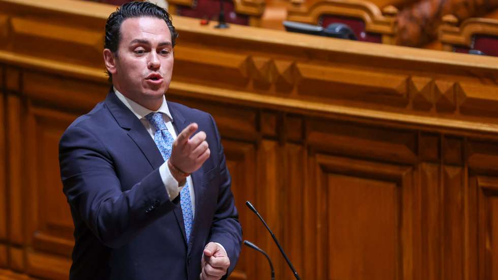O deputado do Chega, Filipe Melo, intervém durante a sessão plenária de interpelação ao Governo sobre o "Passe Ferroviário Nacional e investimento na ferrovia em Portugal", na Assembleia da República, em Lisboa, 10 de outubro de 2024. ANTÓNIO COTRIM/LUSA
