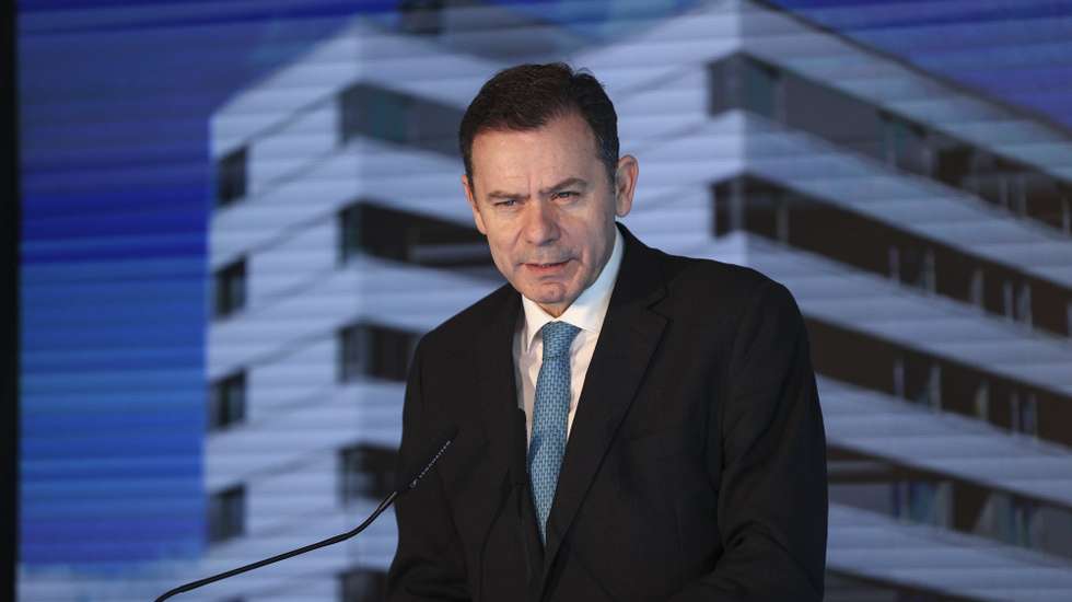 O primeiro-ministro, Luís Montenegro, intervém na cerimónia de entrega dos primeiros apartamentos do Programa Habitacional Alto da Montanha, em Carnaxide, Oeiras, 13 de março de 2025. MIGUEL A. LOPES/LUSA