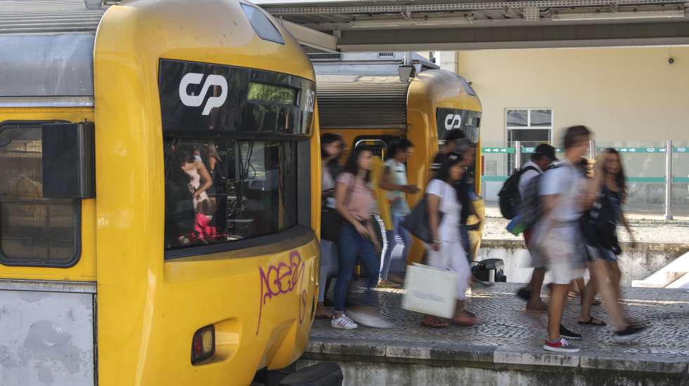 Os utilizadores da linha de Cascais apelam para que os horários sejam cumpridos e as estações e comboios modernizados, uma vez que a inexistência de alternativas de transporte público para o trajeto condiciona as deslocações entre Cascais e Lisboa, 21 de agosto de 2018. (ACOMPANHA TEXTO DE 27 DE AGOSTO DE 2018). MIGUEL A. LOPES/LUSA