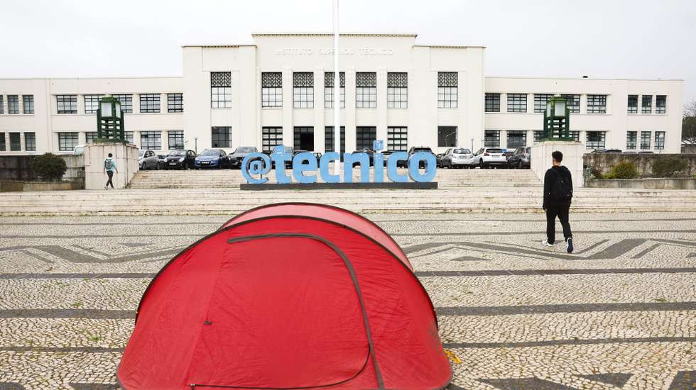 Tendas montadas frente ao Instituto Superior Técnico, num protesto organizado pela Associação dos Estudantes do Instituto Superior Técnico (AEIST), contra os adiamentos dos diferentes Governos para com o alojamento estudantil, como símbolo das condições precárias a que milhares de estudantes se sujeitam para frequentar o ensino superior, em Lisboa, 24 de março de 2023. ANTÓNIO PEDRO SANTOS/LUSA