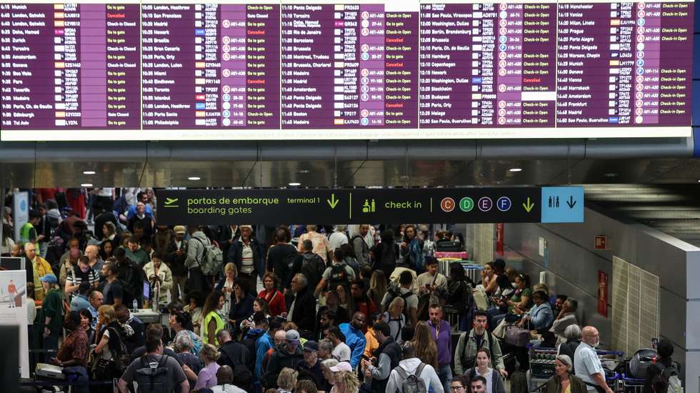 A maior parte dos controles de embarque do aeroporto Humberto Delgado em Lisboa, está a funcionar, registando-se às 10h00, dez voos cancelados e uma longa fila para a recuperação de bagagem perdida, 29 de abril de 2025. TIAGO PETINGA/LUSA