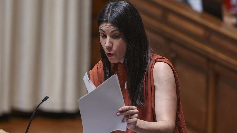 A deputada do Bloco de Esquerda, Mariana Mortágua, intervém na sessão plenária de apresentação do Programa do XXV Governo Constitucional, na Assembleia da República, em Lisboa, 17 de junho de 2025. MIGUEL A. LOPES/LUSA