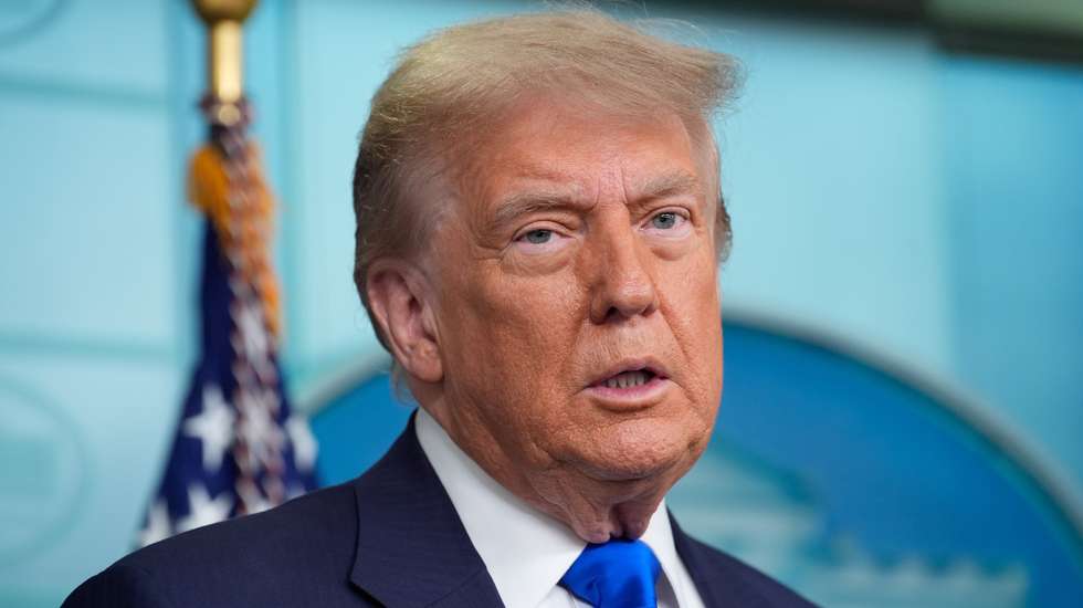 epa12201700 US President Donald Trump holds a press briefing after Supreme Court ruling at the White House in Washington, DC, USA, 27 June 2025. Earlier in the day, the Supreme Court ruled in the Trump administration's favor to curb nationwide injunctions on the president's birthright citizenship order.  EPA/YURI GRIPAS / POOL