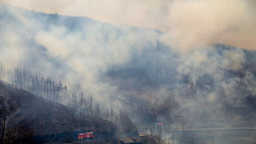 Um autotanque dos bombeiros passa por uma área ardida durante o incêndio, na aldeia de Mourisia, Arganil, 14 de agosto de 2025. De acordo com os dados disponíveis no ‘site’ da Autoridade Nacional de Emergência e Proteção Civil (ANEPC), quase 900 operacionais combatiam o fogo que deflagrou na quarta-feira na freguesia de Piódão, no concelho de Arganil, distrito de Coimbra, e se estendeu depois aos municípios de Oliveira do Hospital e Pampilhosa da Serra (Coimbra), e de Seia, já no distrito da Guarda. PAULO CUNHA/LUSA