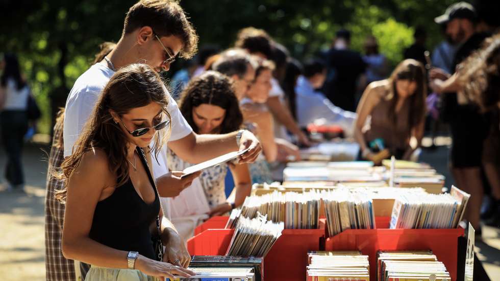 Visitantes da 12.ª edição da Feira do Livro do Porto nos jardins do Palácio de Cristal, Porto, 22 de agosto de 2025. Fundada em 1930, a Feira do Livro do Porto é desde 2016 organizada pela autarquia local. JOSÉ COELHO/LUSA