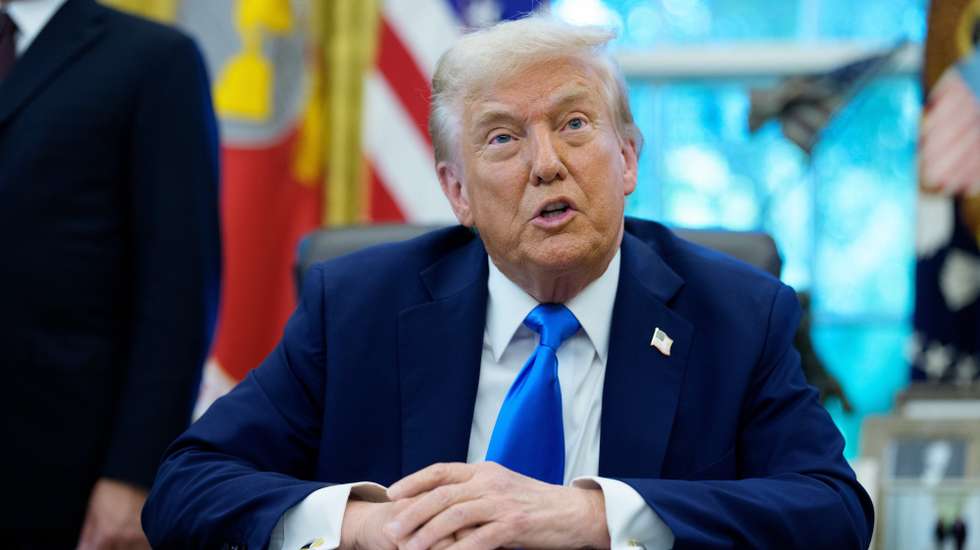 epa12391169 United States President Donald J Trump speaks to the media during an Executive Order signing which authorizes the new Trump Gold Card, a visa program to be overseen by the Secretary of Commerce 'that will facilitate the entry of aliens who have demonstrated their ability and desire to advance the interests of the United States by voluntarily providing a significant financial gift to the nation' in the Oval Office of the White House in Washington, DC, USA, 19 September 2025.  EPA/Aaron Schwartz / POOL