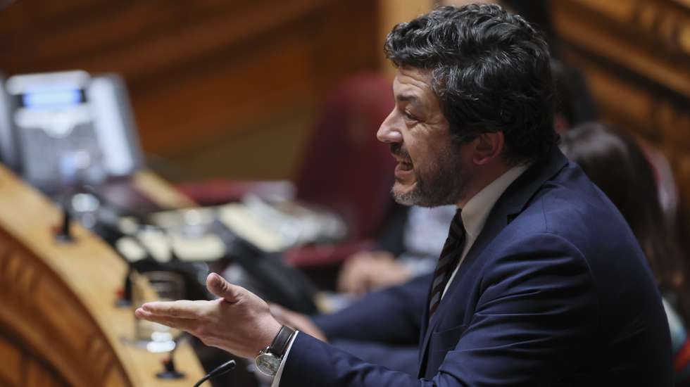 O deputado do Partido Socialista (PS), Pedro Delgado Alves, intervém durante o debate anual com participação do Governo, sobre a participação de Portugal na Cooperação Estruturada Permanente na Assembleia da República, Lisboa, 10 de julho de 2025. MANUEL DE ALMEIDA/LUSA