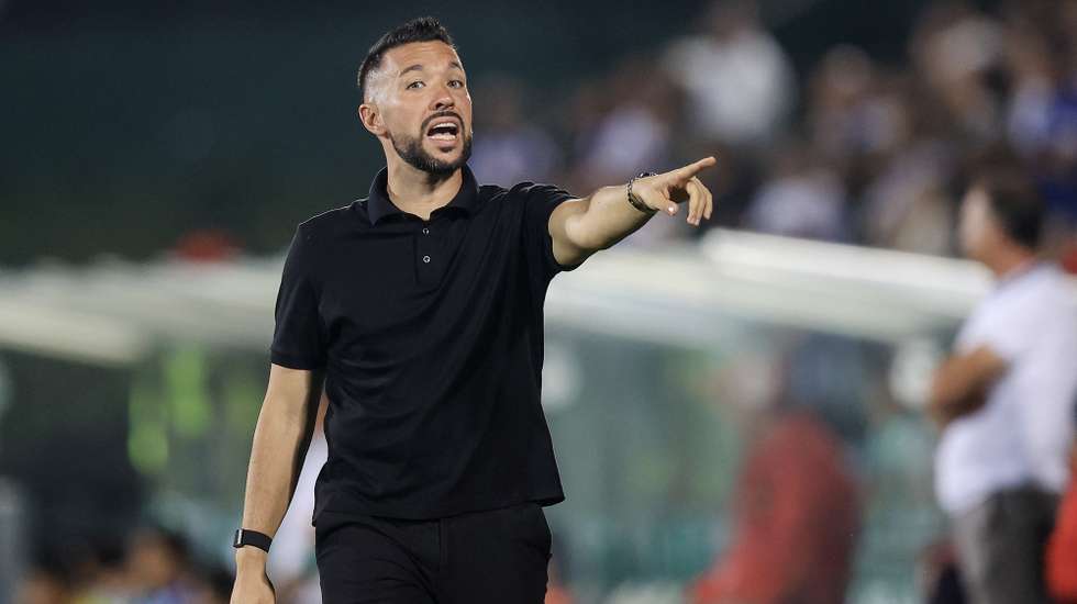 epa12391070 FC Porto head coach Francesco Farioli gestures  during the Portuguese First League soccer match between Rio Ave and FC Porto in Vila do Conde, Portugal, 19 September 2025.