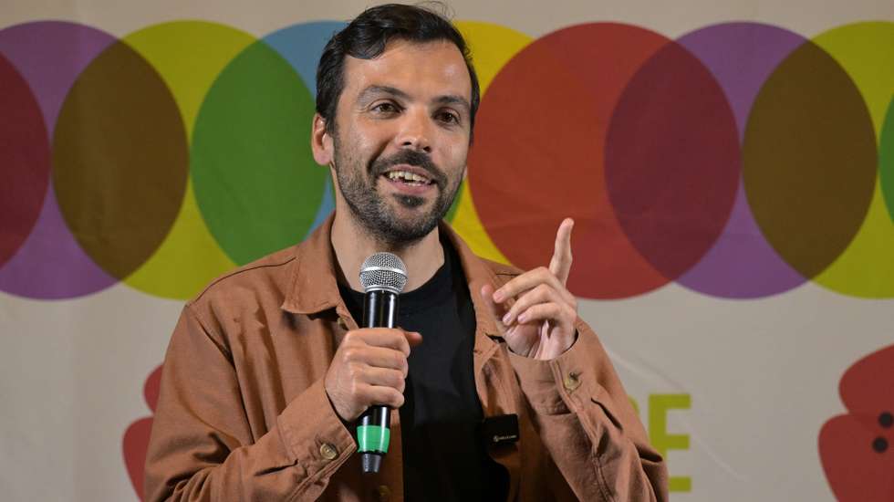 Jorge Pinto, do partido Livre, intervém durante um jantar/comício, no âmbito da campanha para as eleições legislativas, na Associação de Moradores da Bouça, no Porto, 02 de maio de 2025. FERNANDO VELUDO/LUSA