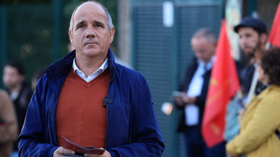 Paulo Raimundo, secretário-geral do PCP, contacta com trabalhadores da empresa Salvador Caetano, em Vila Nova de Gaia, no âmbito de um conjunto de contactos com trabalhadores na Área Metropolitana do Porto inserido na ação nacional «Outro rumo para o país. Rejeitar o pacote laboral, a exploração e as injustiças», 18 de Novembro de 2025. ESTELA SILVA/LUSA