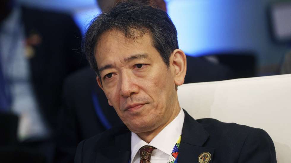 epa12458731 Japan's Vice Finance Minister for International Affairs Atsushi Mimura during a meeting of the Development Committee at the World Bank Group-IMF 2025 Annual Meetings in Washington, DC, USA, 16 October 2025. The 2025 IMF and World Bank Annual Meetings run from 13 to 18 October in Washington, DC.  EPA/WILL OLIVER