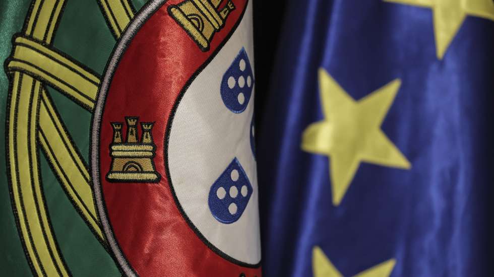 Bandeira de Portugal e da União Europeia