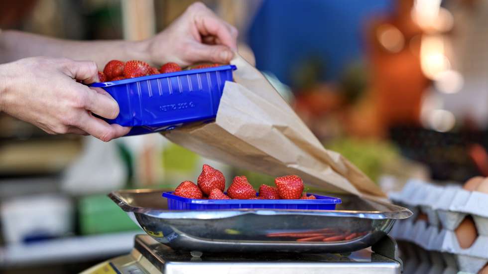 epa10843346 An employee weighs strawberries on a scale at a weekly market, in Essen, Germany, 06 September 2023. According to German government's statistics, food prices in July 2023 were on average 11 percent higher compared to the same period in 2022. German welfare organizations reported in 2022 that 13.8 million people in Germany lived in poverty or were at risk of being below the poverty line.  EPA/CHRISTOPHER NEUNDORF
