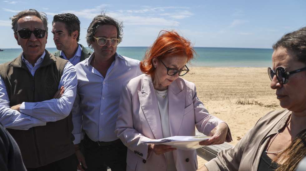 A ministra do Ambiente e Energia, Maria da Graça Carvalho, durante a sua visita à empreitada “Alimentação artificial do troço Quarteira-Garrão”entre as praias de Quarteira e do Garrão, 18 de abril de 2026. JOÃO MATOS/LUSA