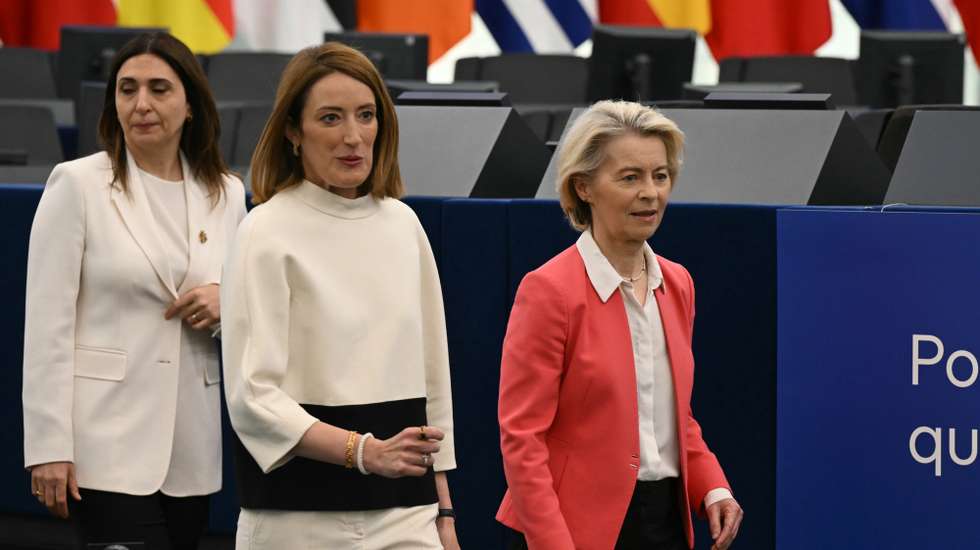 epa12973456 European Parliament President Roberta Metsola (C) and European Commission President Ursula von der Leyen (R) arrive to attend the European Order of Merit ceremony which honours individuals who have made significant contributions to the European unity, democracy or to the promotion and defence of European values at the European Parliament's hemicycle in Strasbourg, France, 19 May 2026. The European Parliament established the first European distinction of its kind — the European Order of Merit — in 2025 to mark the 75th anniversary of the Schuman Declaration, with the inaugural ceremony taking place in 2026.  EPA/SEBASTIEN BOZON / POOL