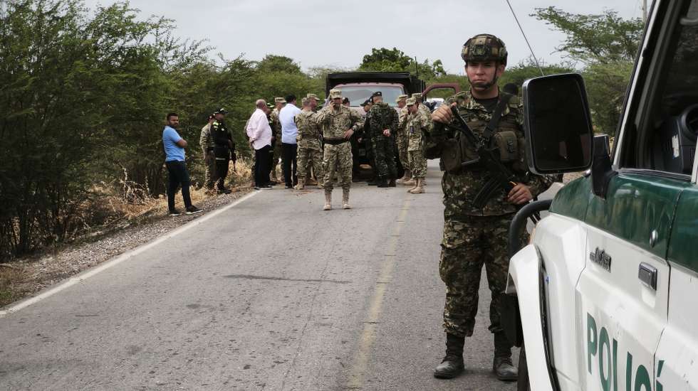 epa12998418 Members of the Armed Forces conduct a security check on a highway in Riohacha, La Guajira, Colombia, 27 May 2026. At least 12 soldiers were wounded in the blast, which military authorities attributed to the National Liberation Army (ELN) guerrilla group. Colombia's presidential election is scheduled for 31 May 2026.  EPA/JUDICIALES GUAJIRA OFICIAL