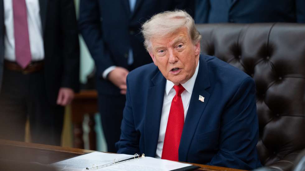 epa13140601 US President Donald J. Trump gives remarks in the Oval Office of the White House in Washington, DC, USA, 29 July 2026. US President Trump announced a 22 billion US dollar modernization project to overhaul Washington Dulles International Airport.  EPA/AARON SCHWARTZ / POOL