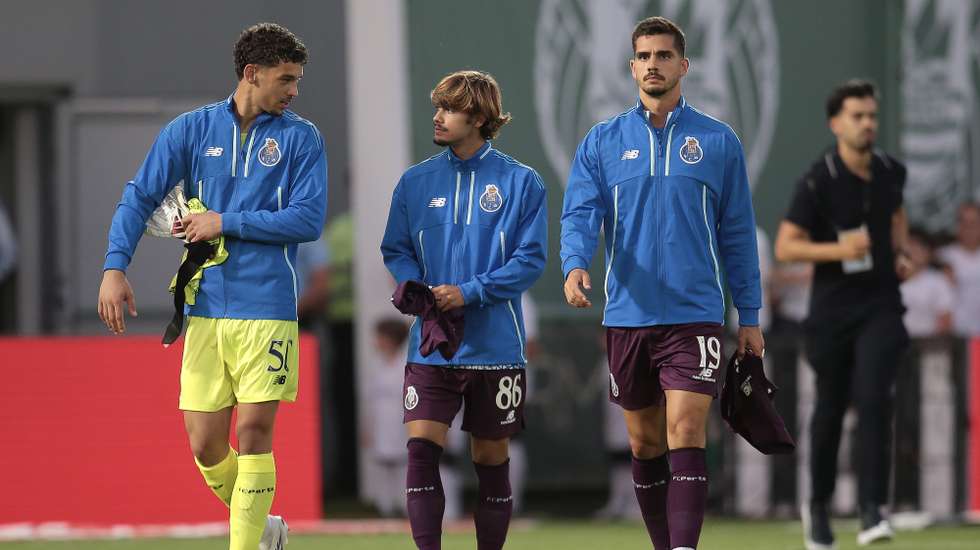 FC Porto players (L-R) João Afonso, Rodrigo Mora and André Silva moments before the Portuguese First League soccer match against Rio Ave held at Arcos Stadium in Vila do Conde, Portugal, 15 August 2026. MANUEL FERNANDO ARAÚJO/LUSA
