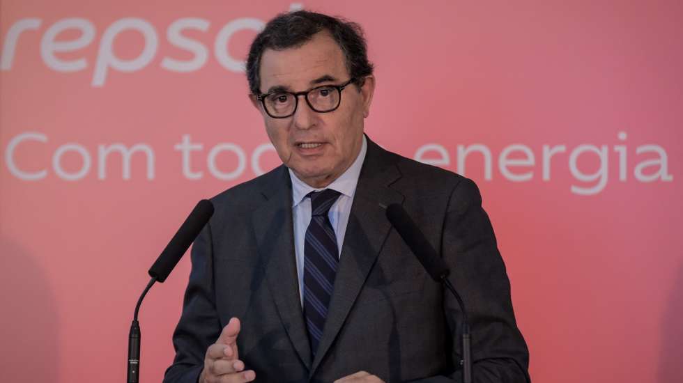 O ministro da Economia e da Coesão Territorial, Manuel Castro Almeida, discursa na cerimónia da entrega do Título de Exploração Industrial das fábricas do Projeto ALBA, em Sines, 02 de setembro de 2026. Reconhecido como projeto PIN (Potencial Interesse Nacional), contempla a construção de duas novas unidades industriais em Sines. RUI MINDERICO/LUSA
