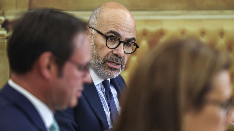 Ministro Infraestruturas e Habitação, Miguel Pinto Luz, ouvido na Comissão Eventual para a Resiliência Nacional, Prevenção de Catástrofes Naturais e Acompanhamento do Portugal Transformação, Recuperação e Resiliência na Comissão de Ambiente e Energia esta manhã na Assembleia da República, em Lisboa, 9 de setembro de 2026. MIGUEL A. LOPES/LUSA