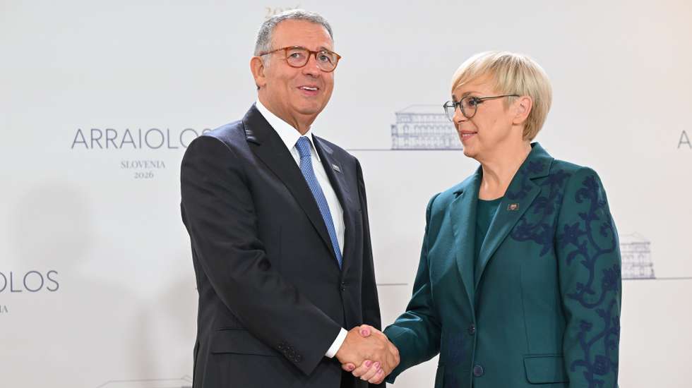 epa13309093 President of Slovenia Natasa Pirc Musar (R) welcomes President of Portugal Antonio Jose Seguro (L) during the Arraiolos Group meeting in Brdo pri Kranju, Slovenia, 16 October 2026. The Arraiolos Group is an informal meeting of Presidents of parliamentary and semi-presidential European Union member states, held roughly once in a year.  EPA/ZIGA ZIVULOVIC
