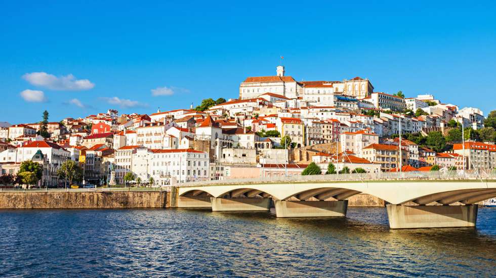 A obra revisita a Biblioteca Joanina, a Capela de São Miguel e o seu órgão barroco, o Jardim Botânico e o Museu Nacional de Machado de Castro