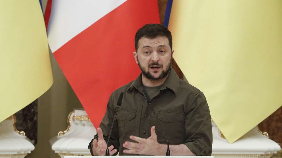 epa09934526 Ukrainian President Volodymyr Zelensky speaks during a joint with Canadian Prime Minister Justin Trudeau press conference at Mariinsky palace in Kyiv, Ukraine, 08 May 2022. Justin Trudeau arrived in Kyiv to meet with top Ukrainian officials amid the Russian invasion.  EPA/SERGEY DOLZHENKO