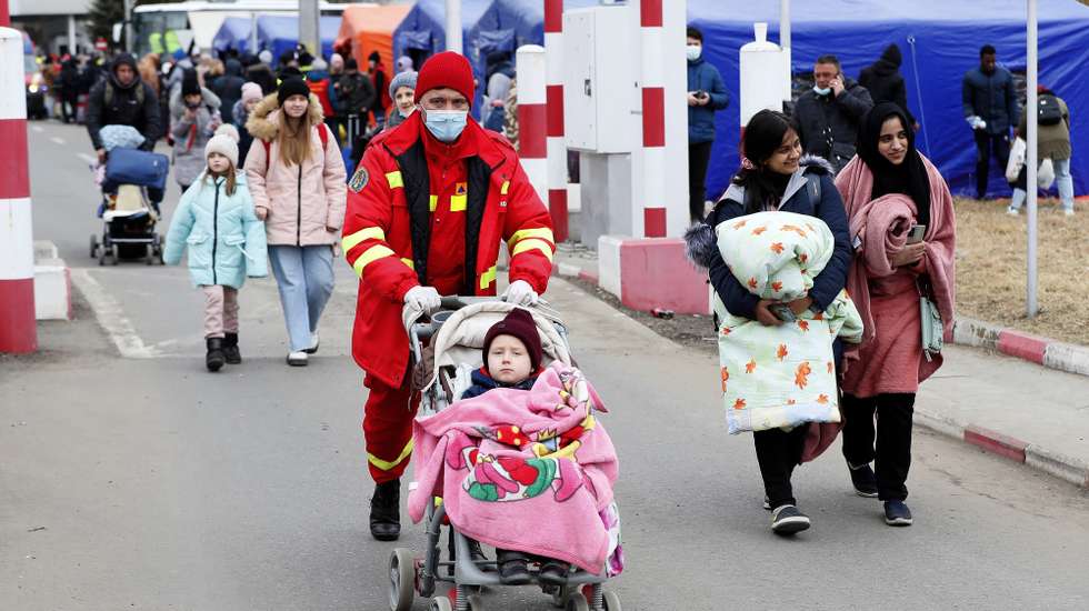 epa09788731 Ukrainian refugees pass the Romanian-Ukrainian border crossing point in Siret, northern Romania, 27 February 2022. Romanian authorities announced that about 25,000 Ukrainian nationals entered and remained in Romania since the start of the conflict. Romanian authorities decided to make an exception regarding Covid-19 quarantine for all refugees entering Romania from Ukraine. Russian troops entered Ukraine on 24 February prompting the country's president to declare martial law and triggering a series of announcements by Western countries to impose severe economic sanctions on Russia.  EPA/ROBERT GHEMENT
