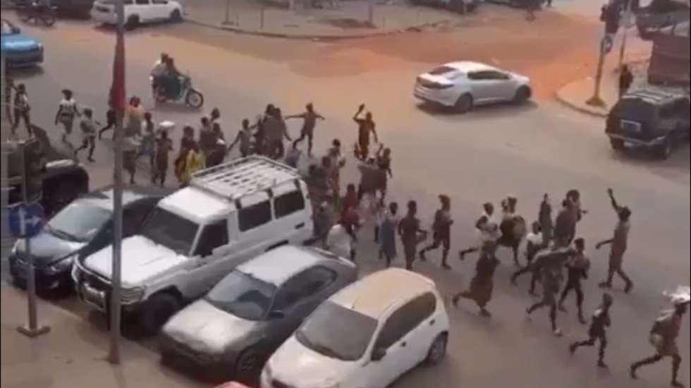 Dezenas de pessoas saíram às ruas de Luanda para protestar contra a morte de José Eduardo dos Santos. Polícia já avisou que vai estar "com toda a força nas ruas" para evitar "arruaças e manifestações"