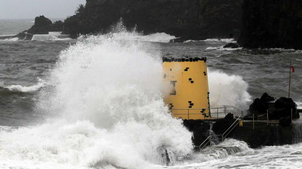 Pessoas devem afastar-se de molhes de proteção dos portos, arribas ou praias, para evitar que sejam surpreendidas por uma onda