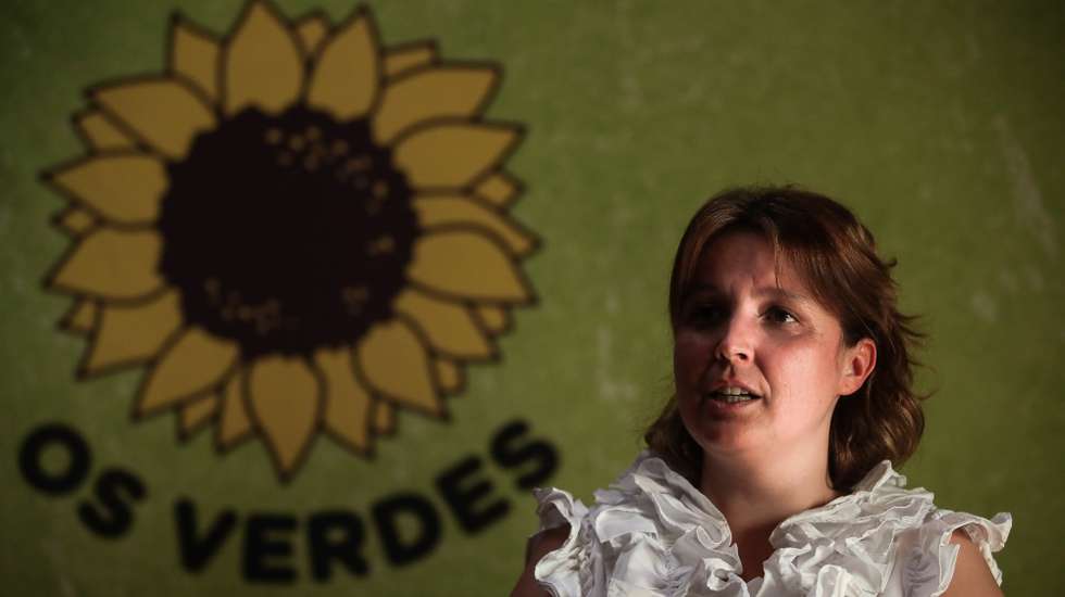 A deputada do Partido Ecologista "Os Verdes" (PEV), Mariana Silva, no final da reunião do conselho nacional para análise da situação eco política, onde se inclui o Orçamento do Estado Suplementar, e propostas a apresentar, e delinear a ação e intervenção ecologista, em Lisboa, 20 de junho de 2020. MÁRIO CRUZ/LUSA