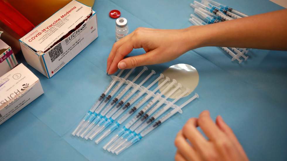 Uma profissional de saúde prepara vacinas para serem administradas no Centro de Vacinação do ACES Porto Ocidental Regimento de Transmissões do Porto, no Porto, 12 de agosto de 2021. O vice-almirante Henrique de Gouveia e Melo, termina uma visita de trabalho de dois dias à Região de Saúde do Norte do país. ESTELA SILVA/LUSA